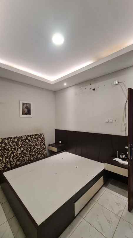 dijual rumah 2 lantai kayuringin