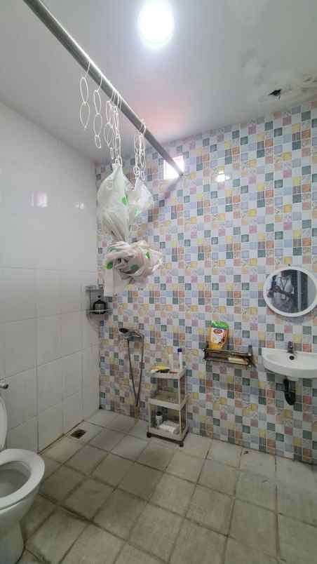 dijual rumah 2 lantai kayuringin