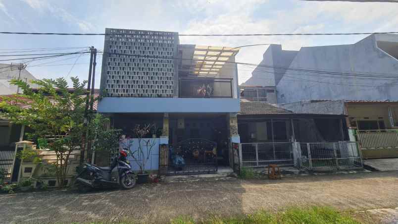 dijual rumah 2 lantai kayuringin