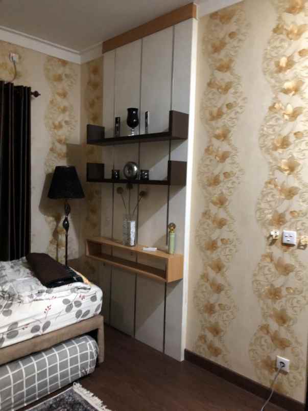 dijual rumah central park a yani