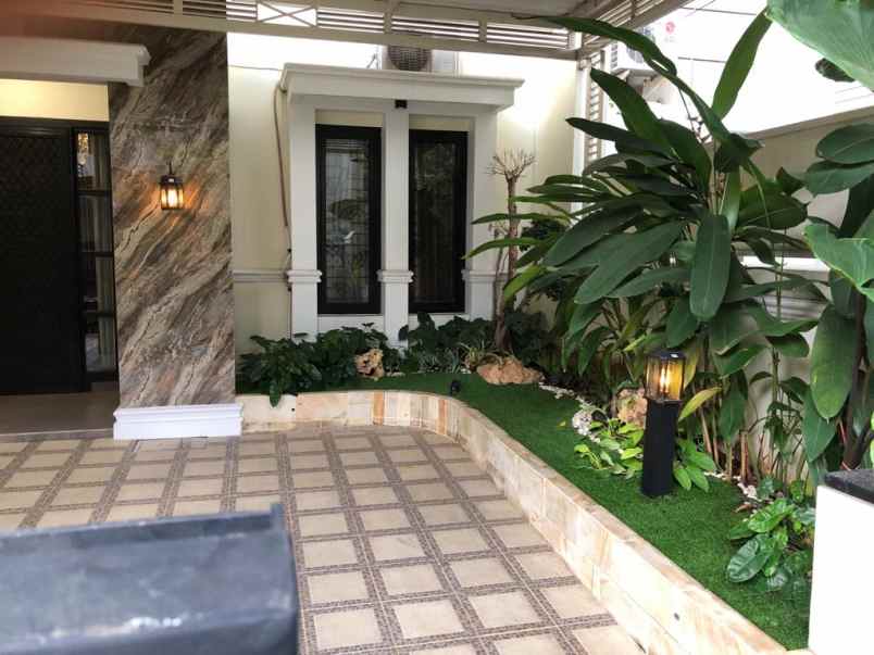 dijual rumah central park a yani