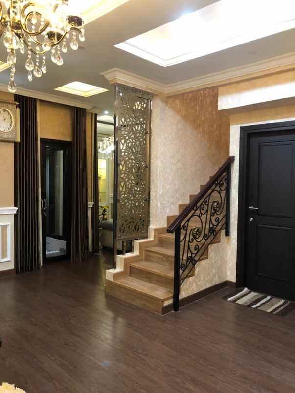 dijual rumah central park a yani