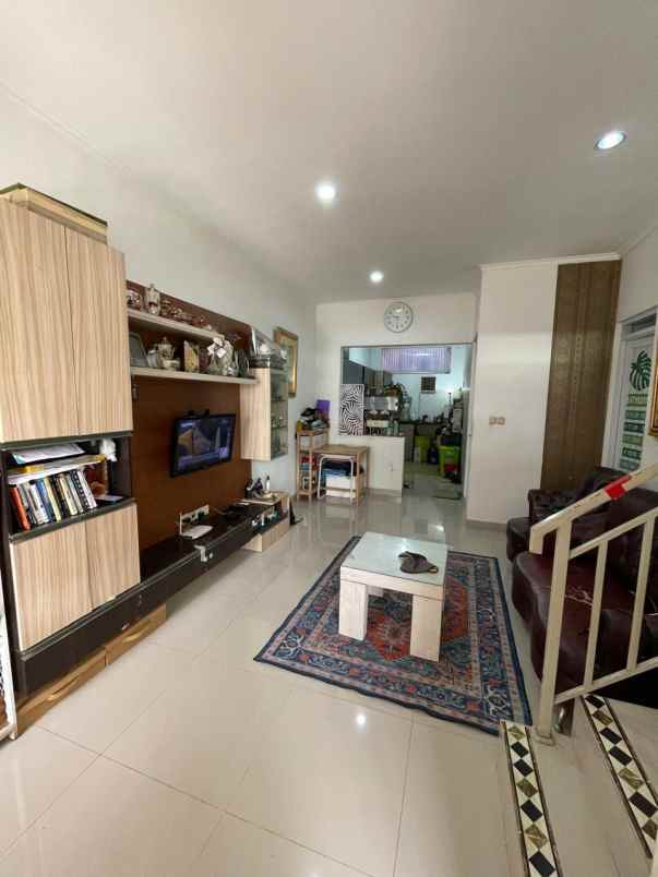 dijual rumah cisaraten kulon