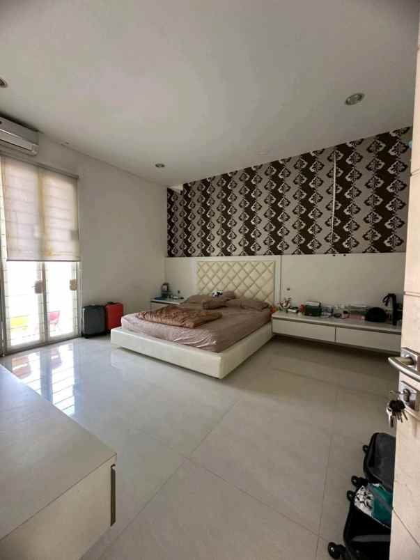 dijual rumah darmo permai utara