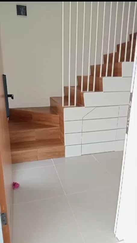 dijual rumah de araz residence tapos depok