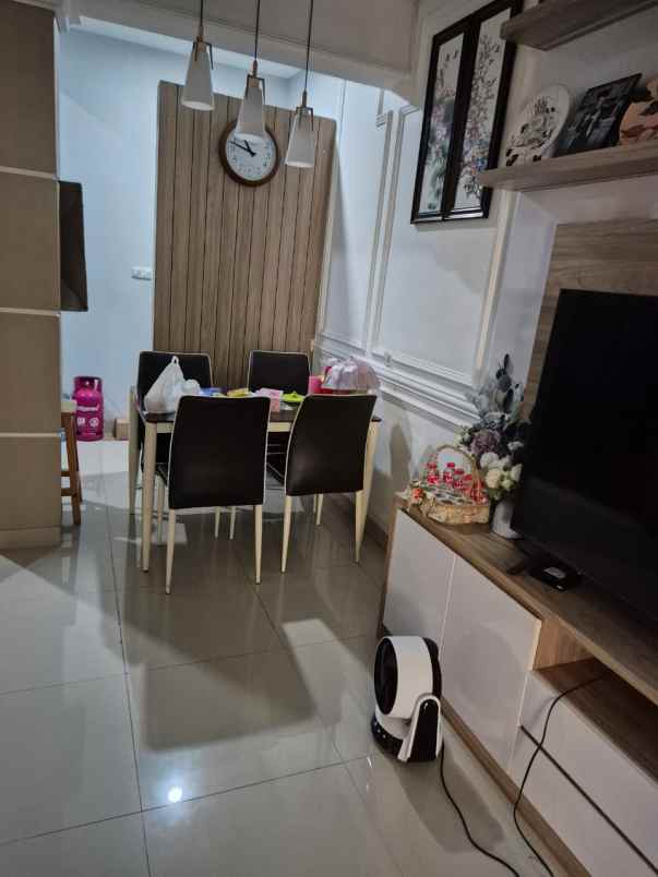 dijual rumah green lake city cluster