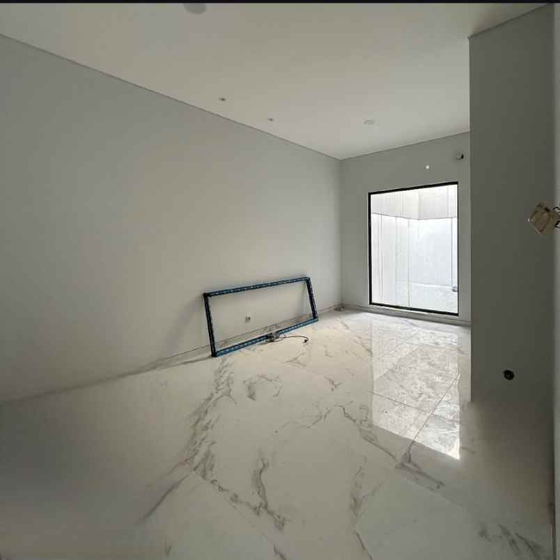 dijual rumah jalan graha famili