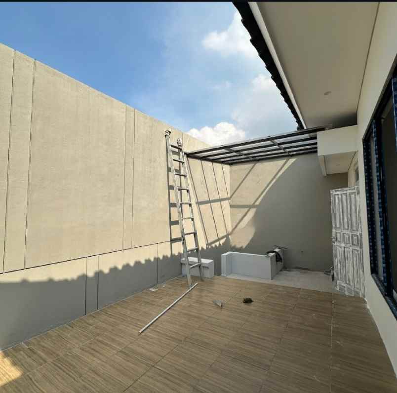 dijual rumah jalan graha famili