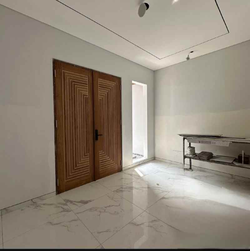 dijual rumah jalan graha famili