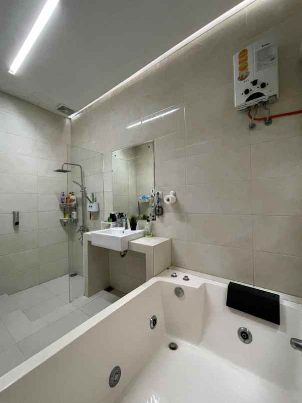 dijual rumah jalan mars venus tata