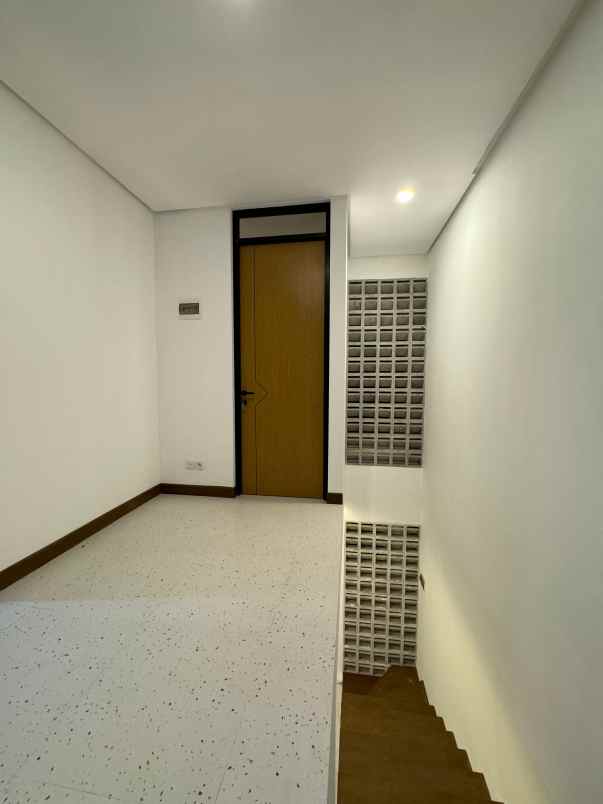 dijual rumah jalan raya rengas bintaro