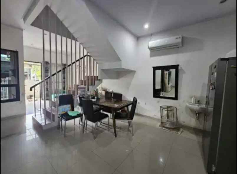 dijual rumah jatibening estate jl dr