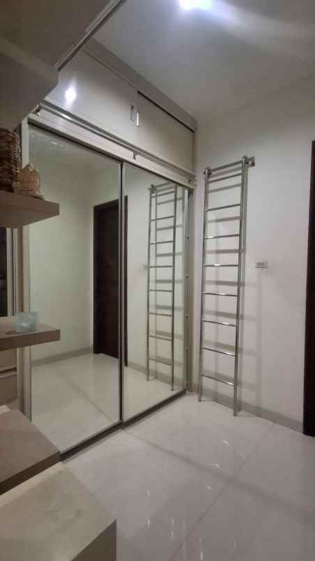 dijual rumah jl bale hinggil