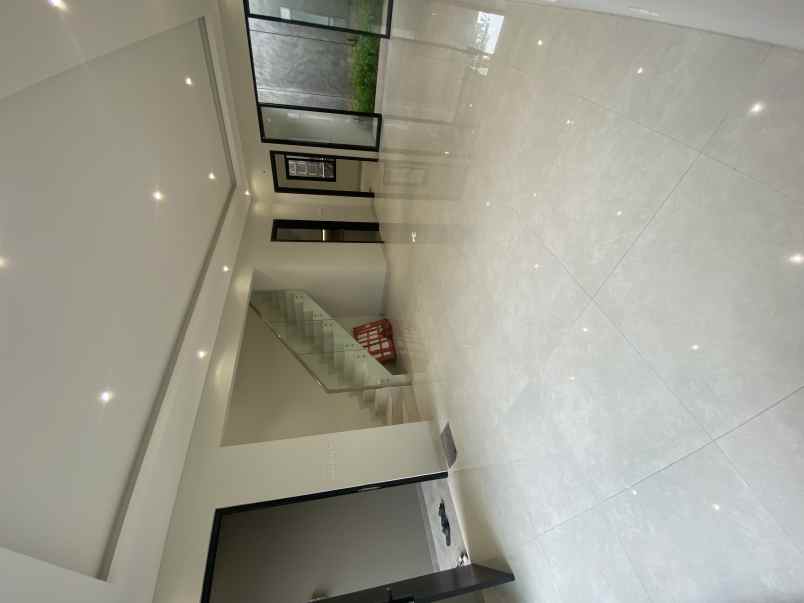 dijual rumah jl bsd raya vanya park