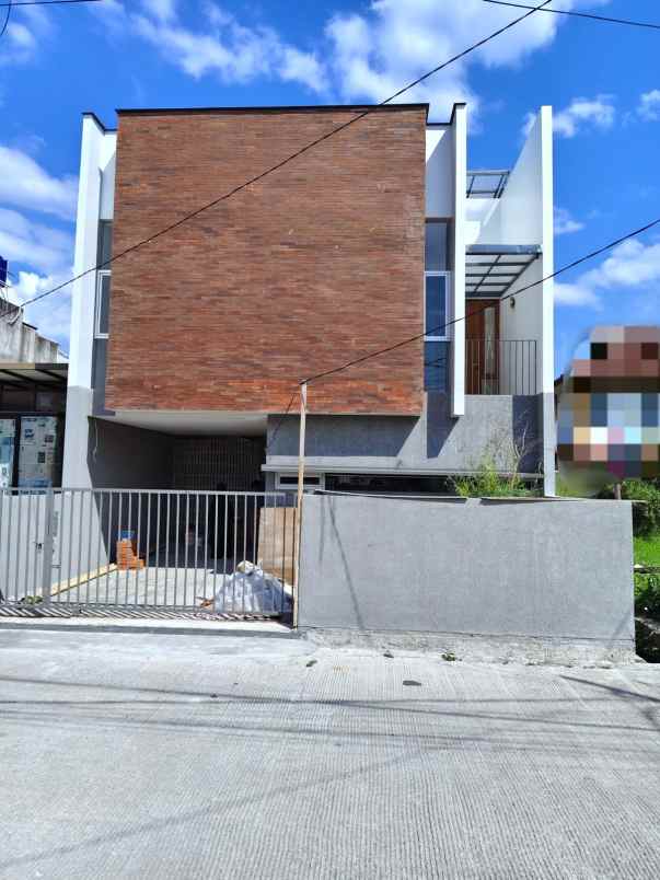 dijual rumah jl cisaranten