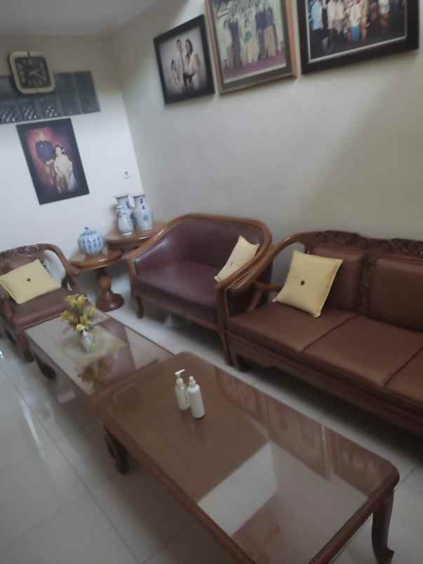 dijual rumah jl denpasar manokwari