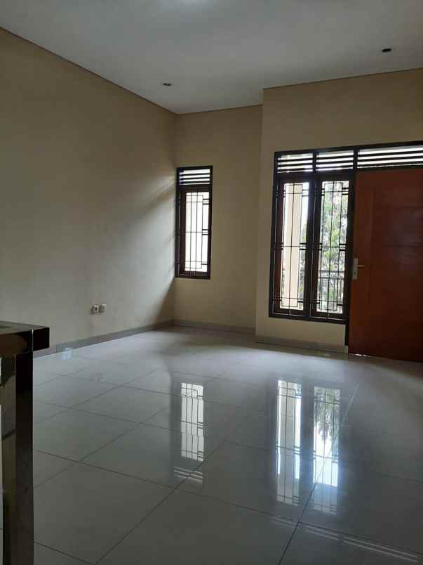 dijual rumah jl graha asri cipamokolan
