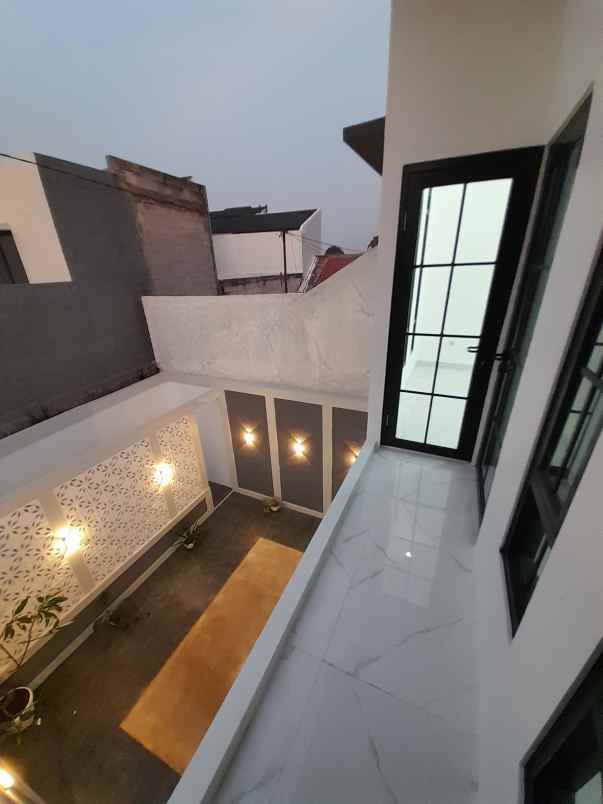 dijual rumah jl pramuka mampang