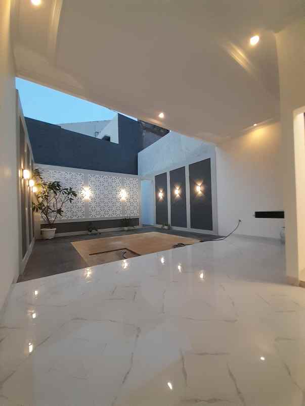 dijual rumah jl pramuka mampang