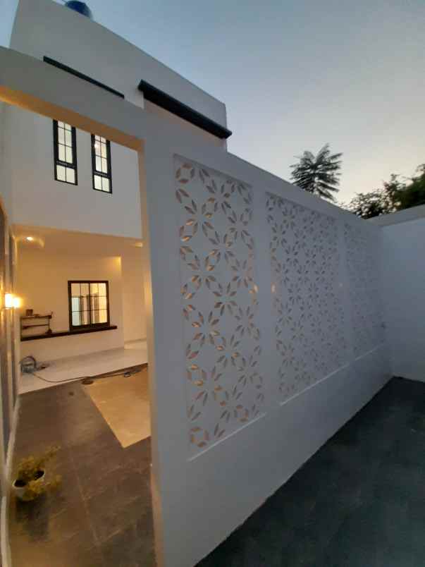 dijual rumah jl pramuka mampang