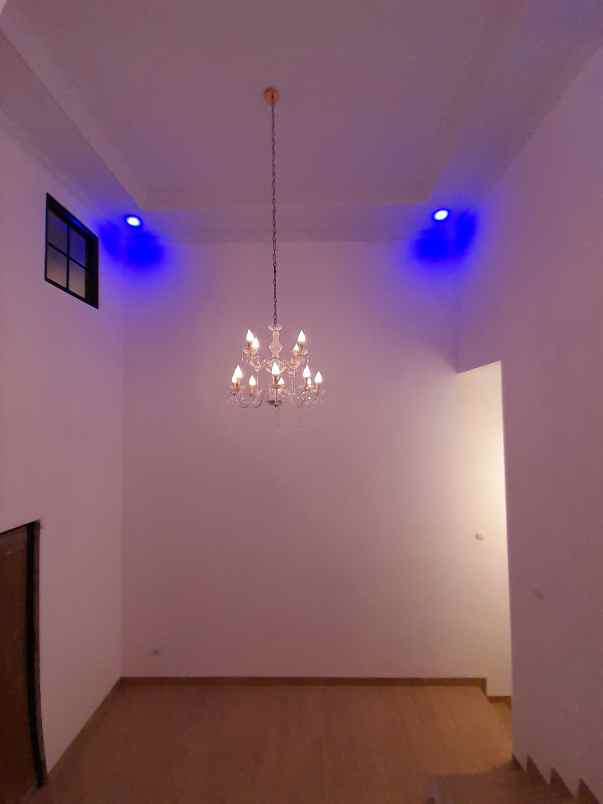 dijual rumah jl pramuka mampang