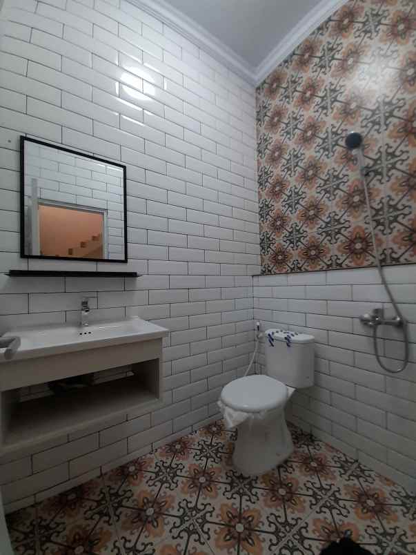 dijual rumah jl pramuka mampang