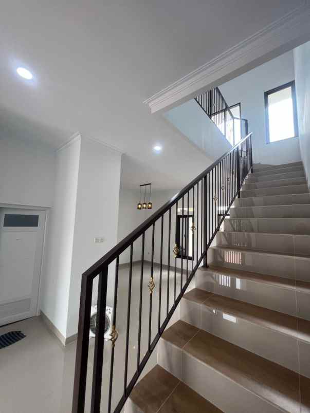 dijual rumah jl raya jatimekar