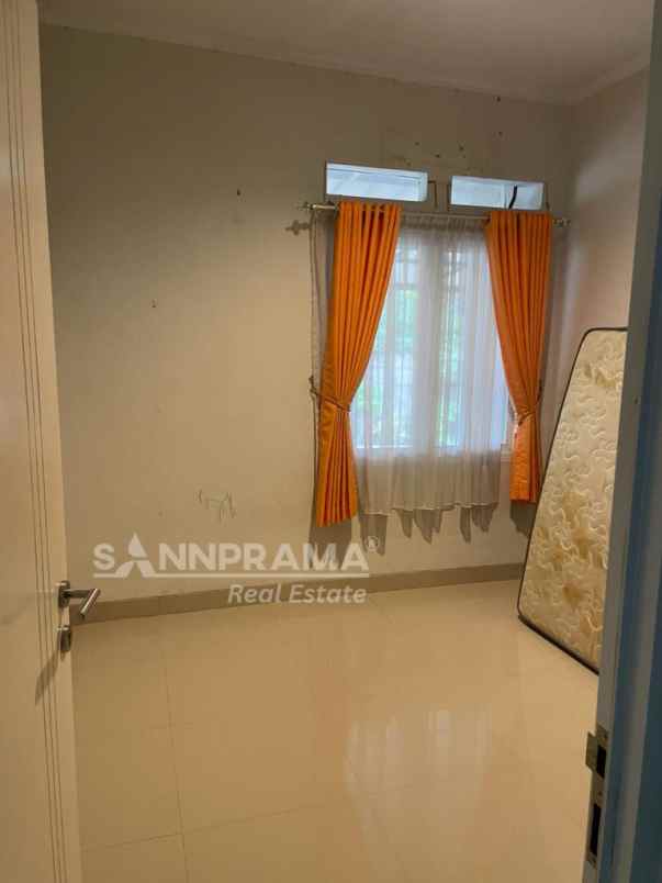 dijual rumah jl tanah baru beji depok