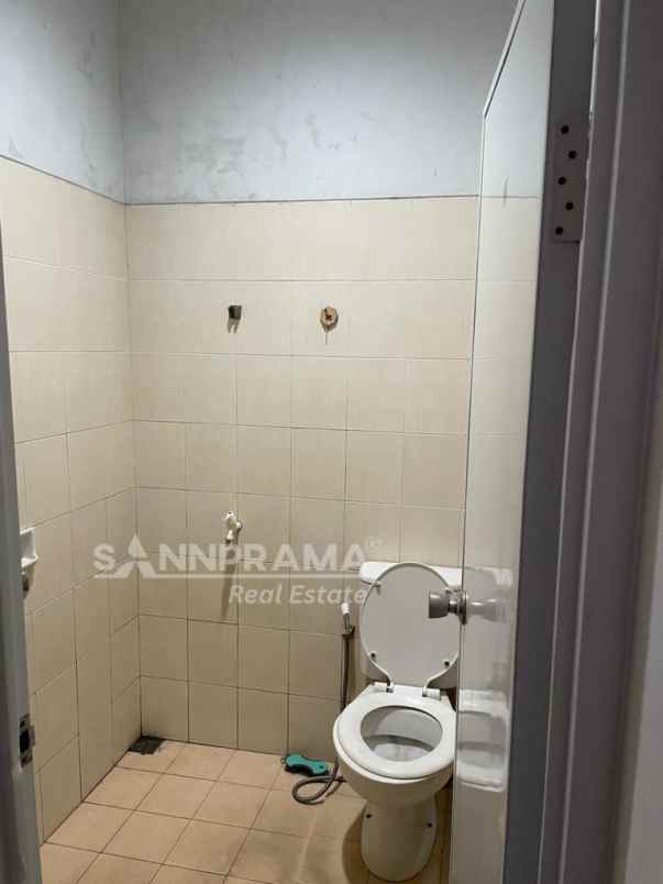 dijual rumah jl tanah baru beji depok