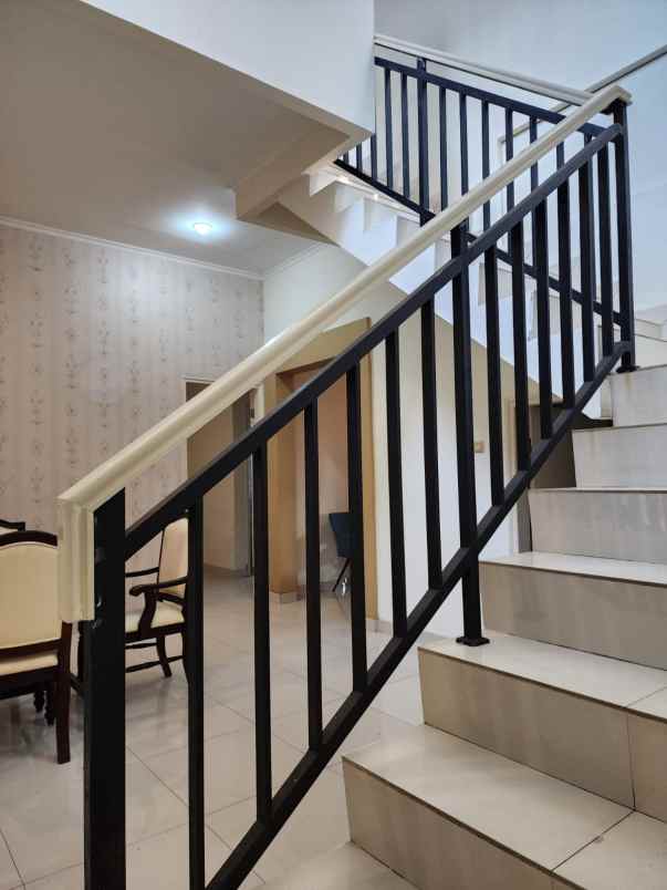 dijual rumah jln kemang pratama raya