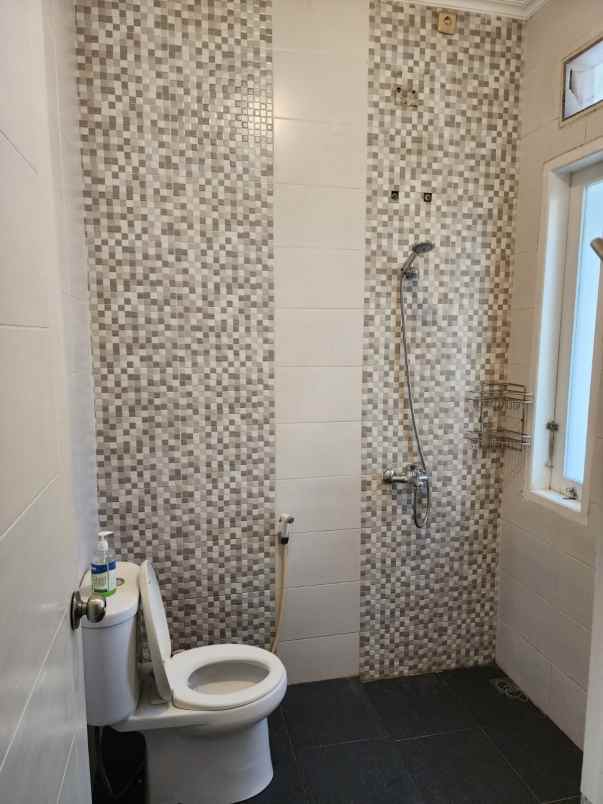 dijual rumah jln kemang pratama raya