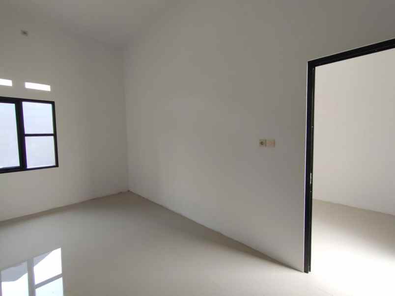 dijual rumah jln raya cipayung