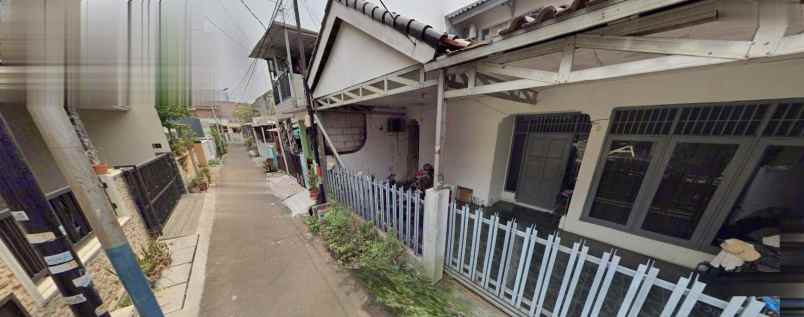 dijual rumah kayu putih