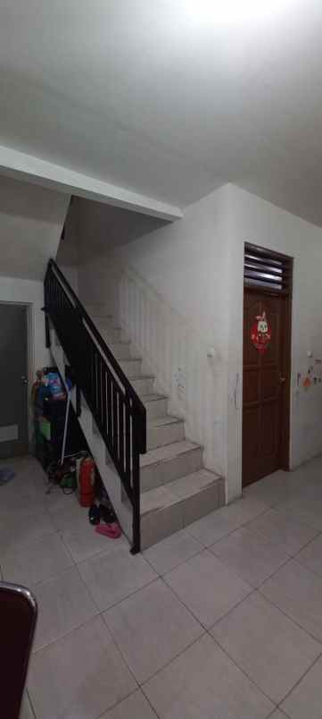 dijual rumah kayu putih
