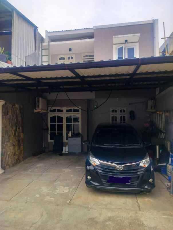 dijual rumah kayu putih