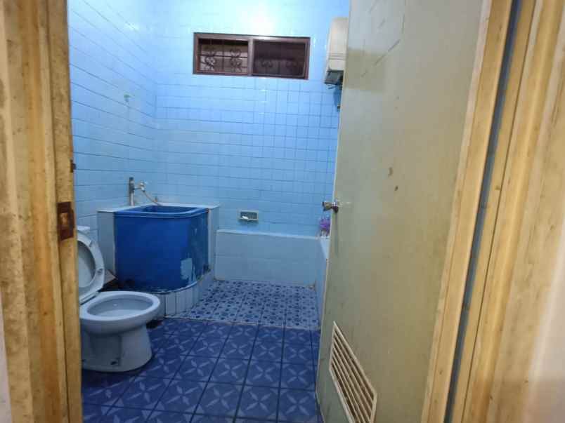 dijual rumah kayu putih