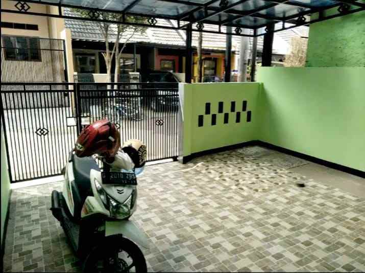 dijual rumah komplek adipura cluster