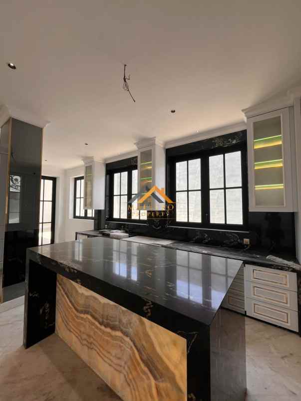 dijual rumah komplek graha metropolitan