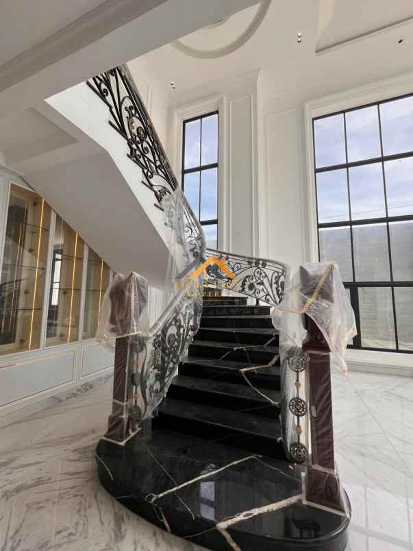 dijual rumah komplek graha metropolitan