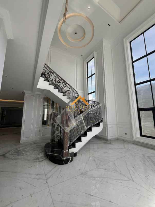 dijual rumah komplek graha metropolitan