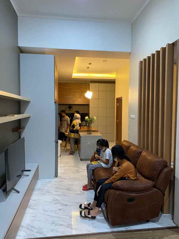 dijual rumah kota baru parahyangan