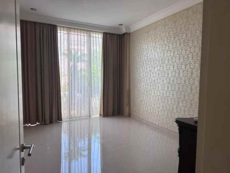 dijual rumah lariz wood pakuwon indah