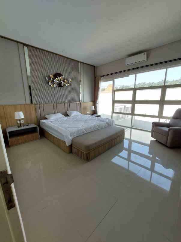 dijual rumah manyar