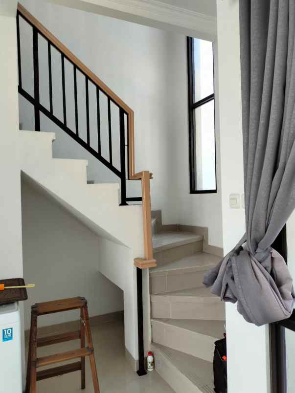 dijual rumah metland transyogi