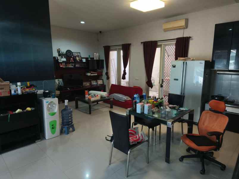 dijual rumah pakuwon city