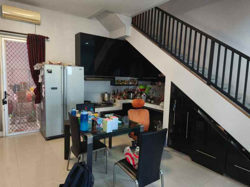 dijual rumah pakuwon city