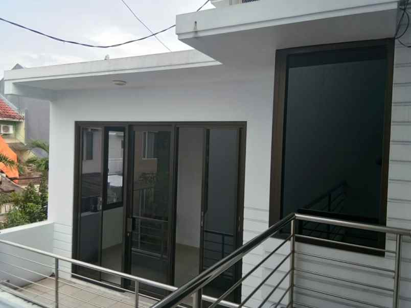 dijual rumah pakuwon city griya asri