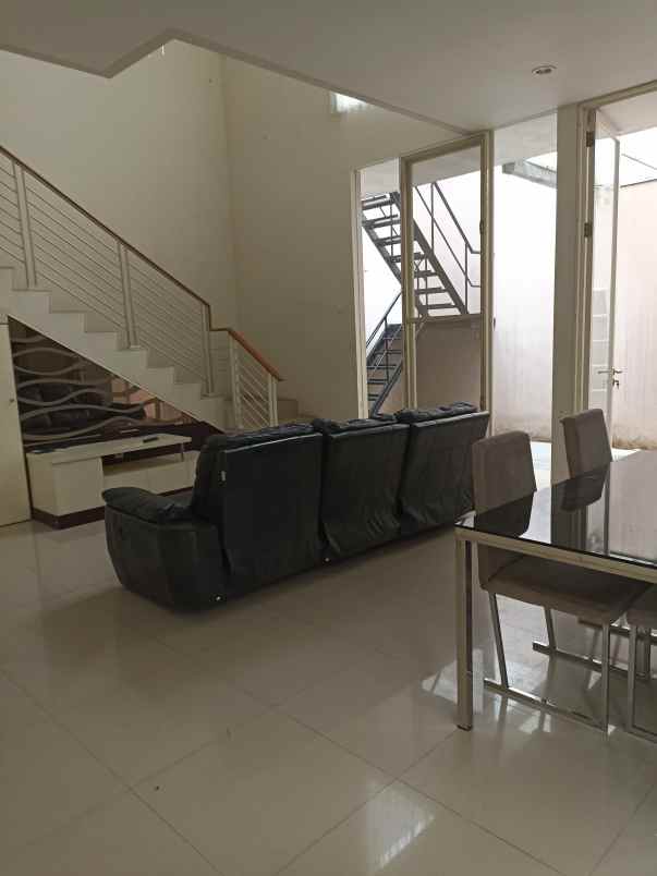 dijual rumah pakuwon city malibu beach