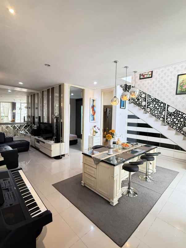 dijual rumah palm beach