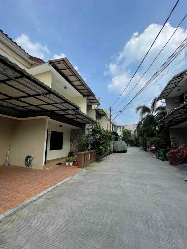dijual rumah pasar rebo